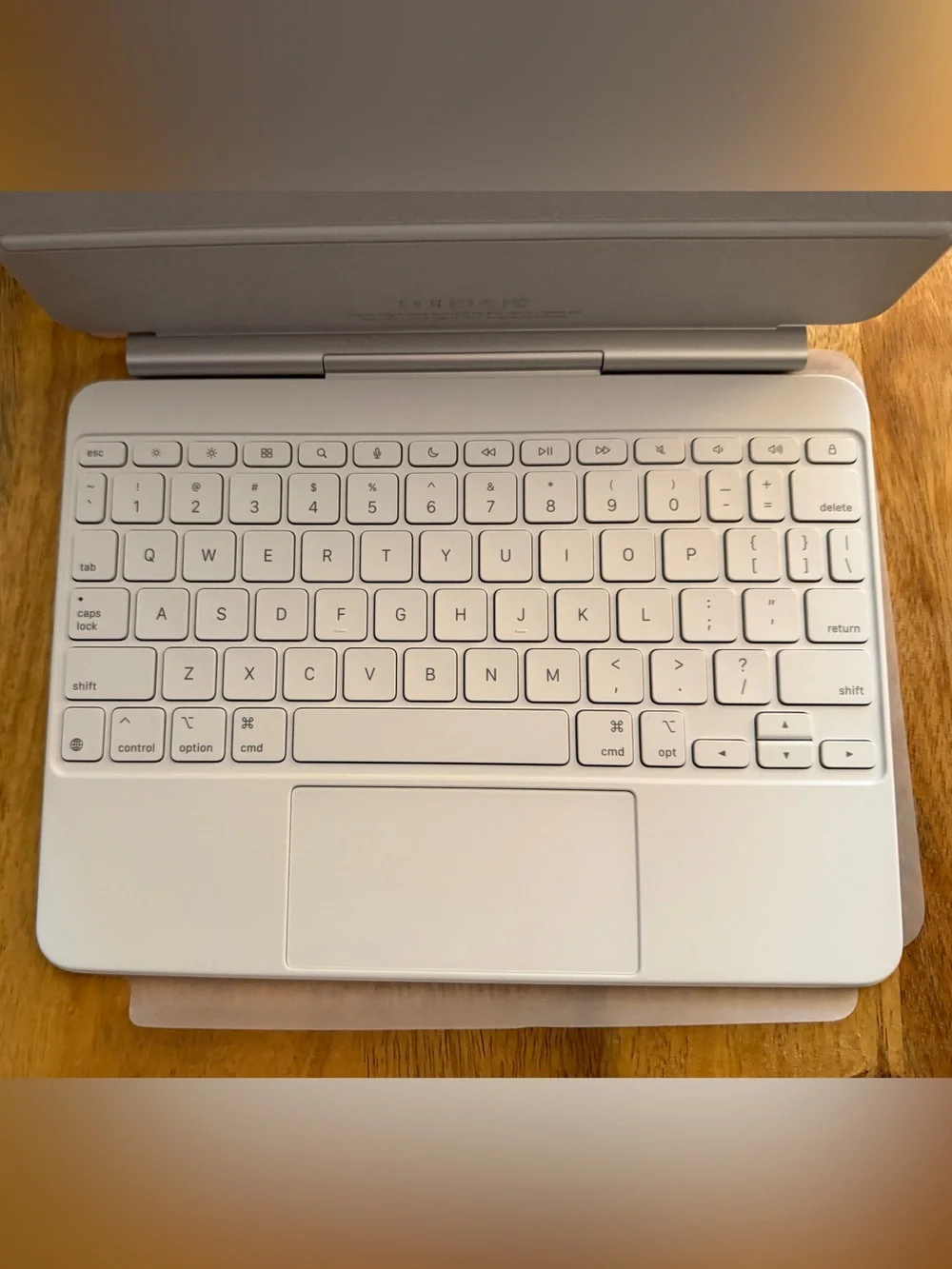 Apple Magic Keyboard: Keyboard and Case for iPad Air 11-inch -White
